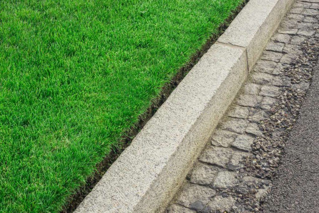 3 Benefits of Keeping Your Lawn Edges Trimmed